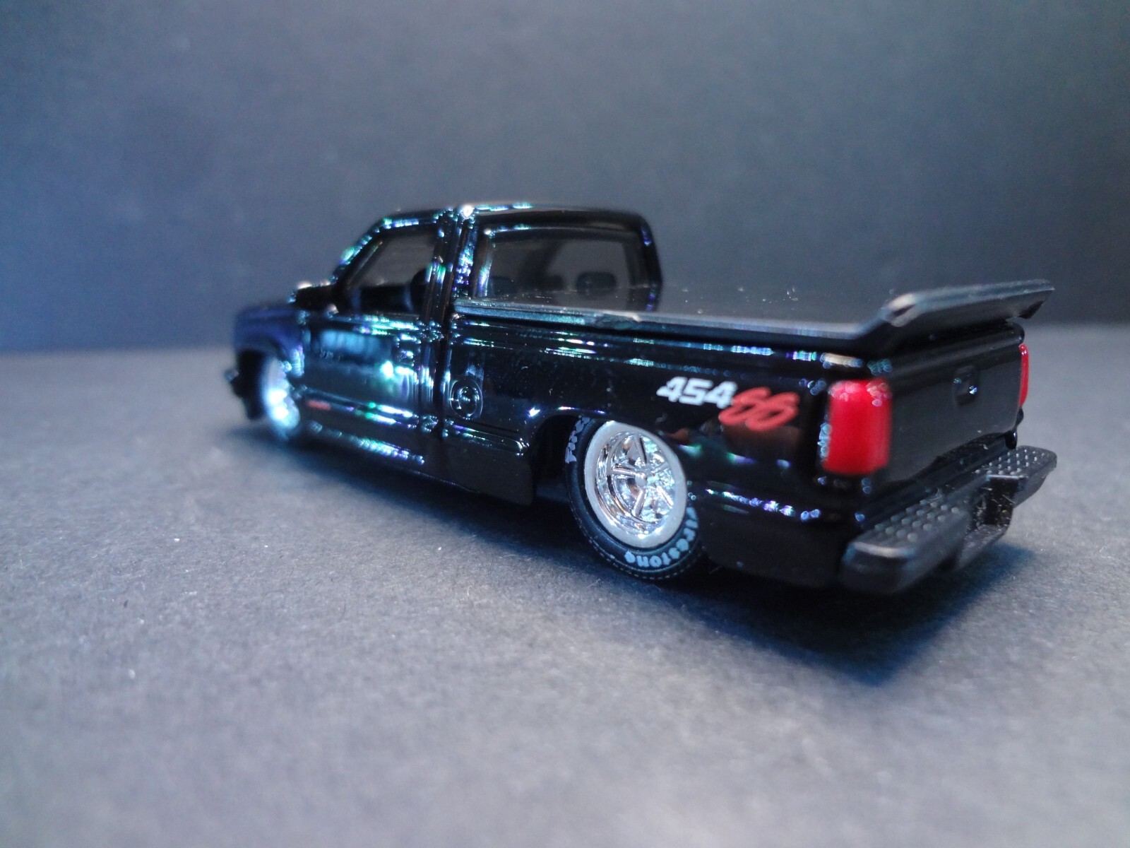 MaisTo 1993 Chevrolet 454 SS Pickup black w/ removable bed cover – Loose 1:64