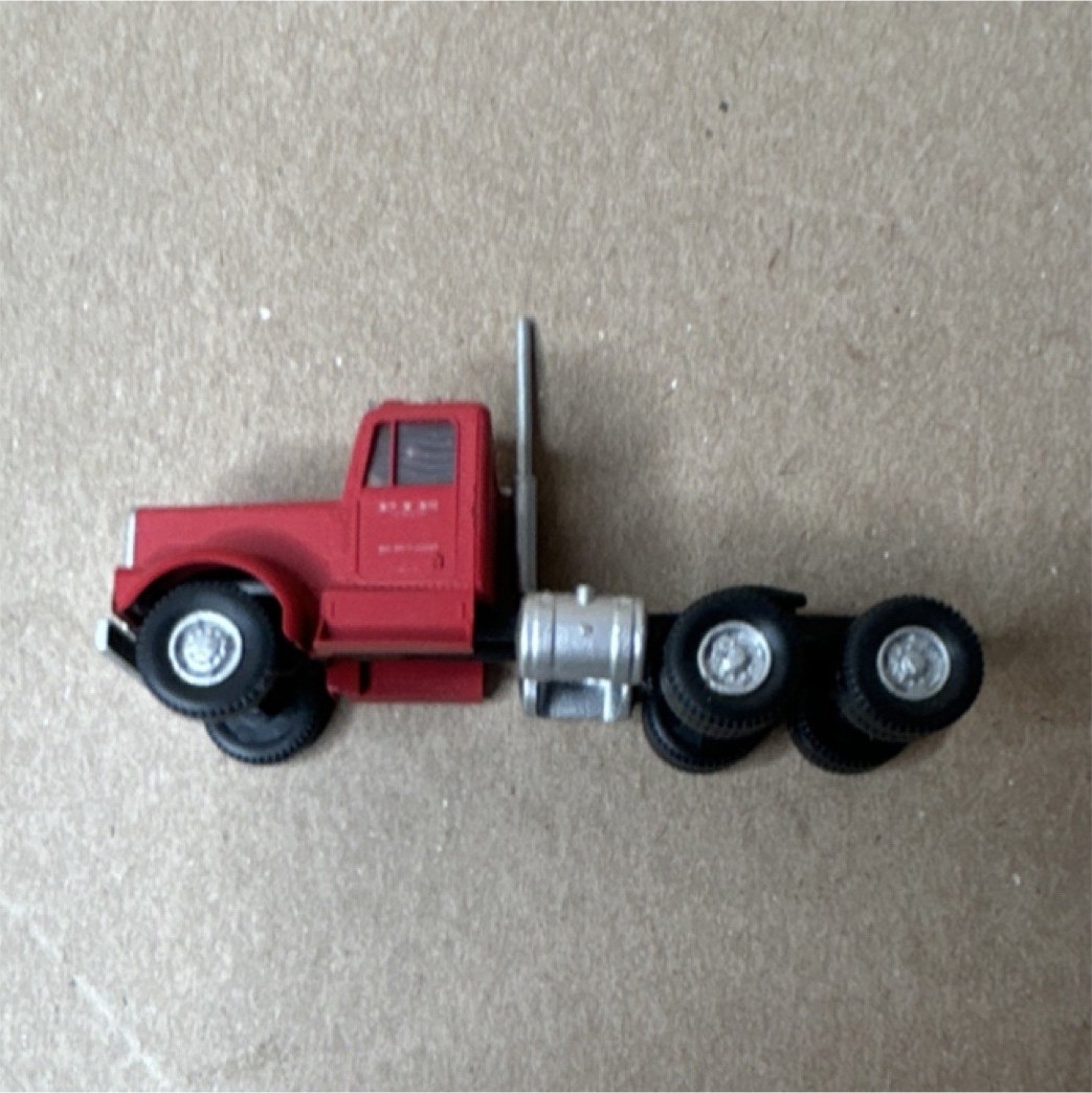 ERTL Kenworth Plastic Tractor Unit 1:87 Red, Black & Silver Toy Vehicle Model