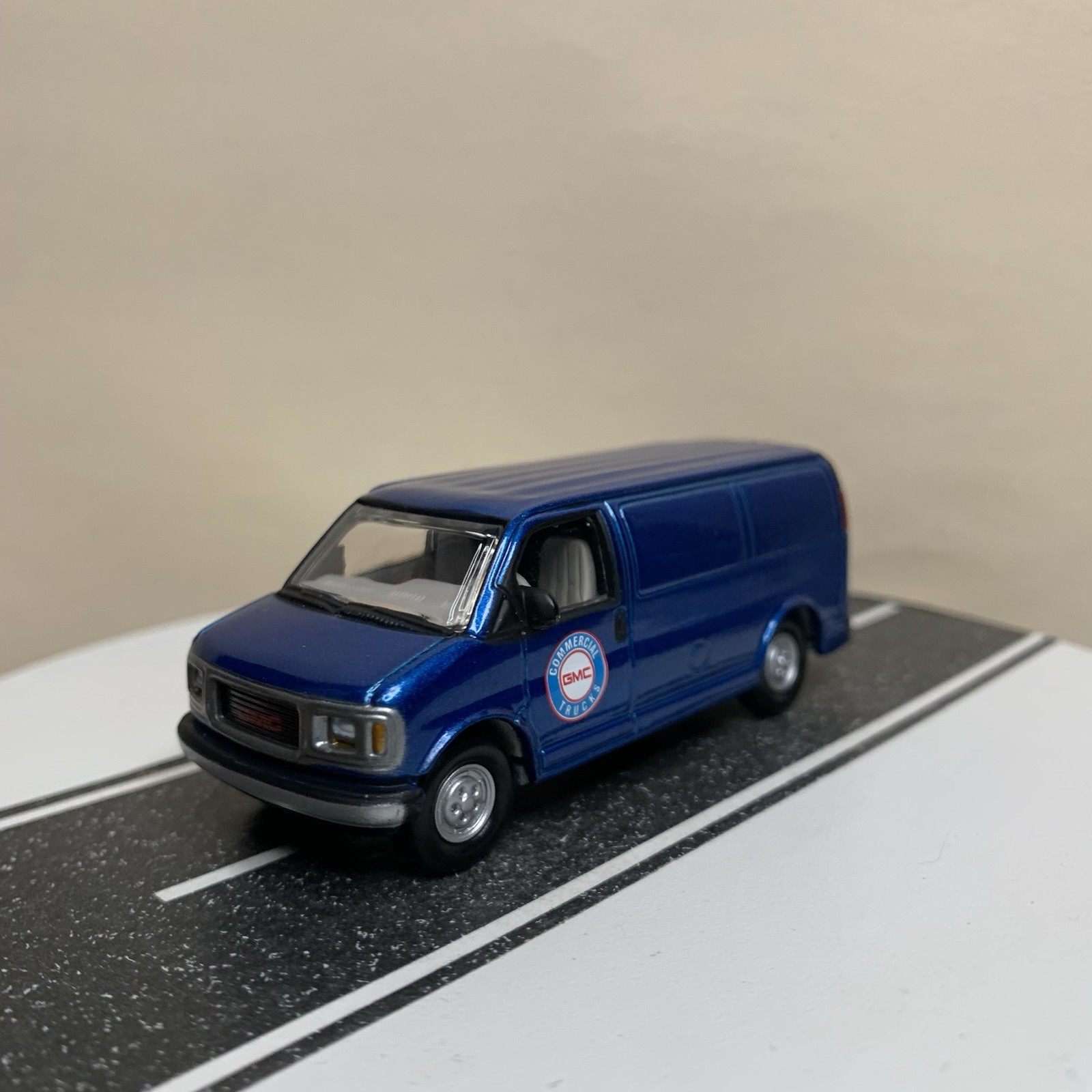 Johnny Lightning Working Class 2000 GMC Savana Van Blue “Commercial Trucks” NM