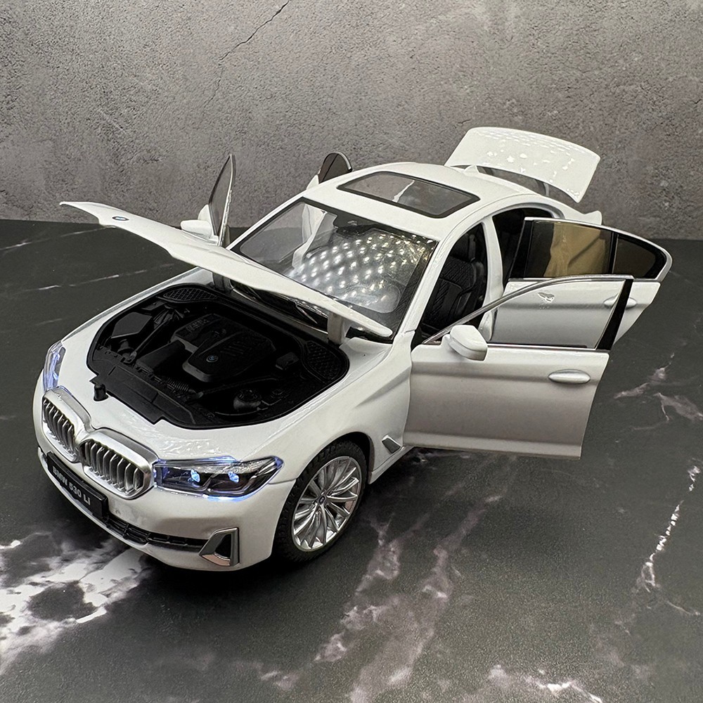 2024/2026 BMW 530Li 5 Series 1:24 Scale Diecast Model – White – Licensed – W/Box