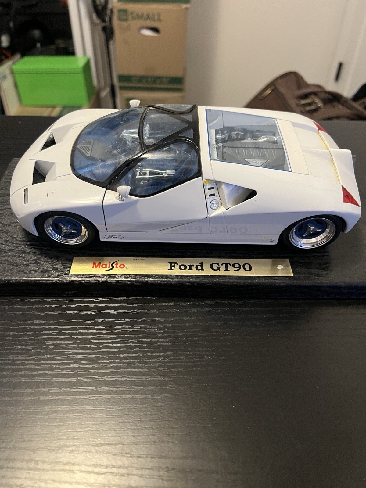 Maisto FORD GT90 Special Edition Diecast Model Car White 1:18 Scale With Stand
