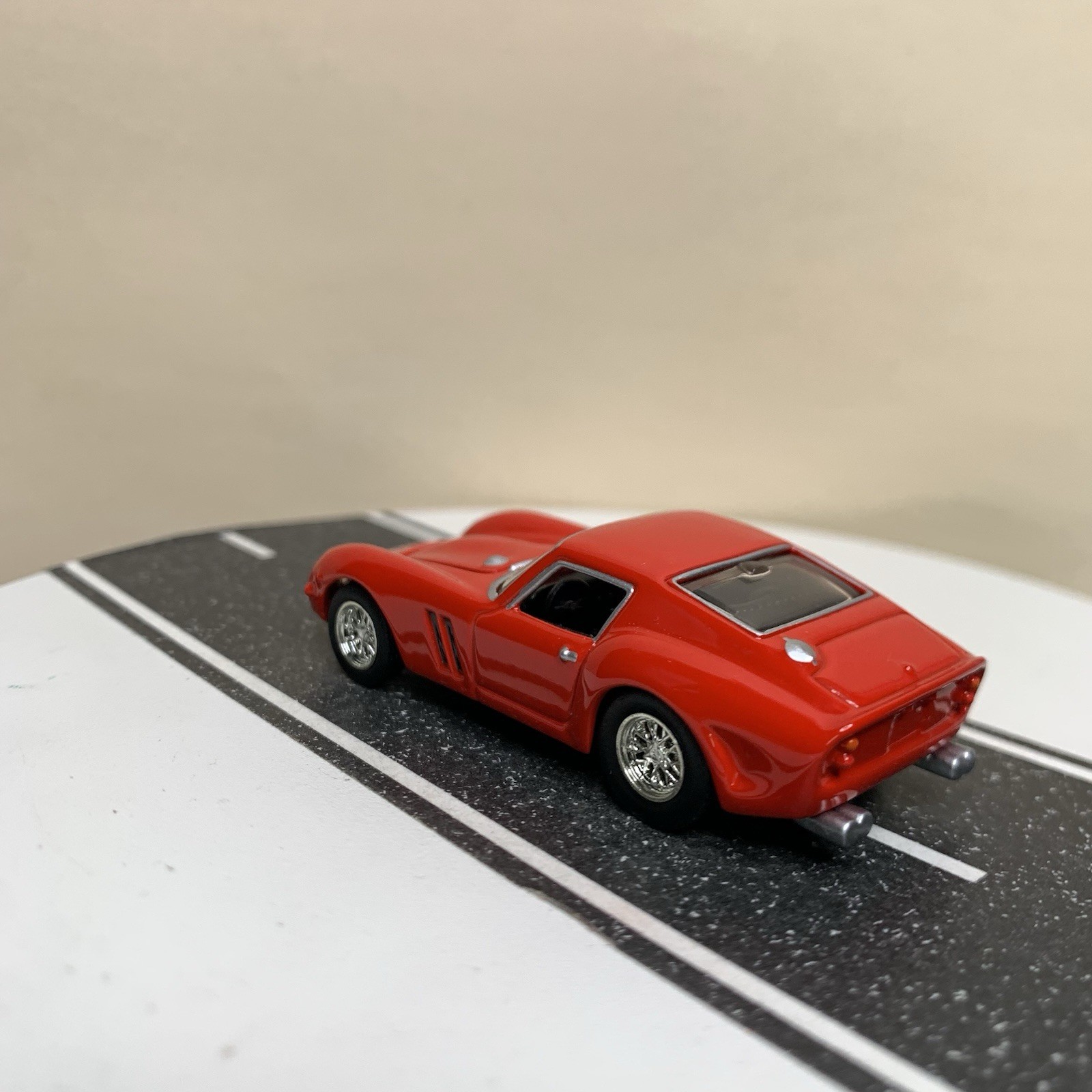 2005 Hot Wheels 100% Oil Can Showcase Series 1962 Ferrari 250 GTO Red 1:64 NM