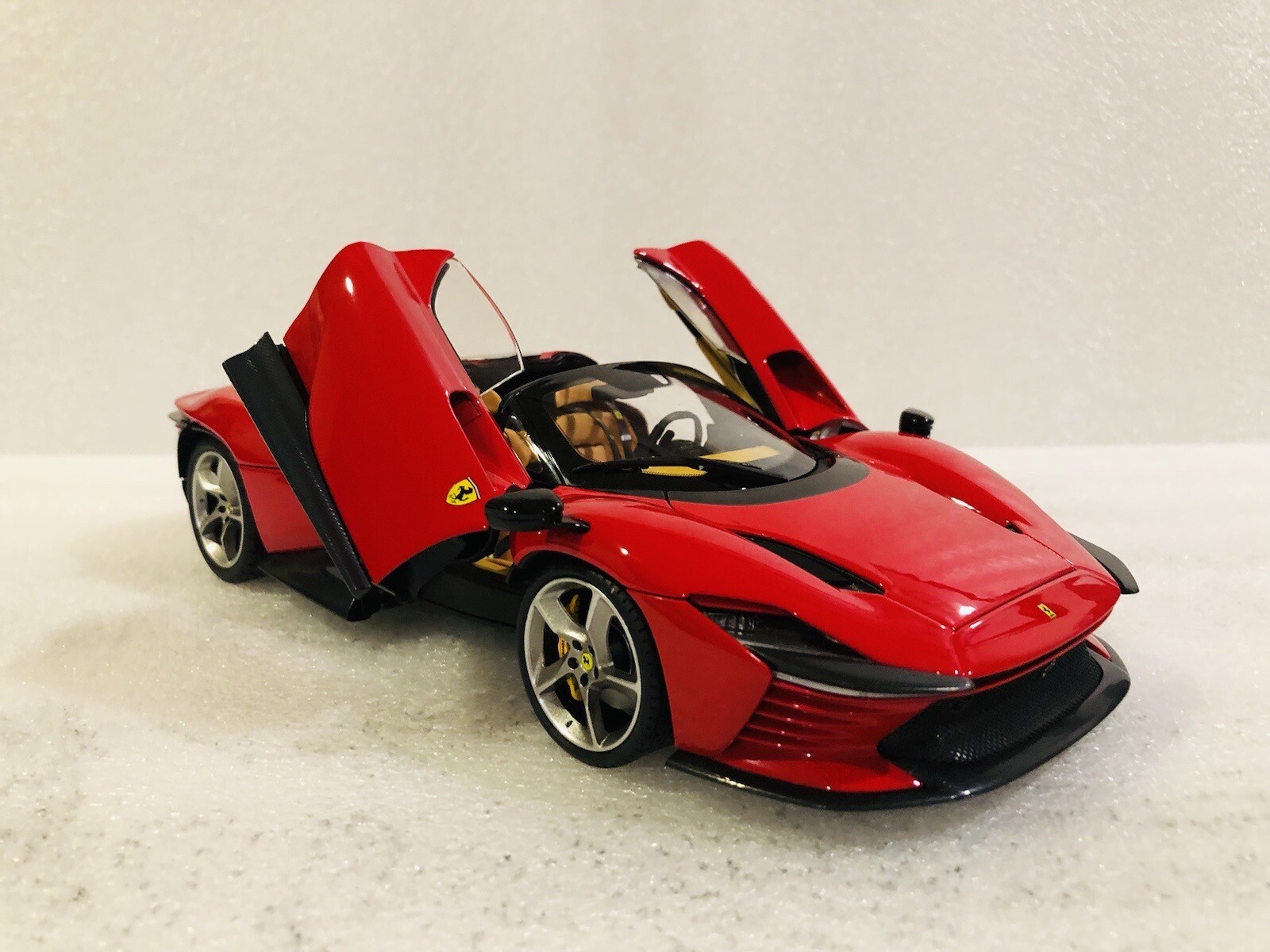 1/18 Bburago Ferrari Daytona SP3 Rosso Corsa Spider Closed Version Signature