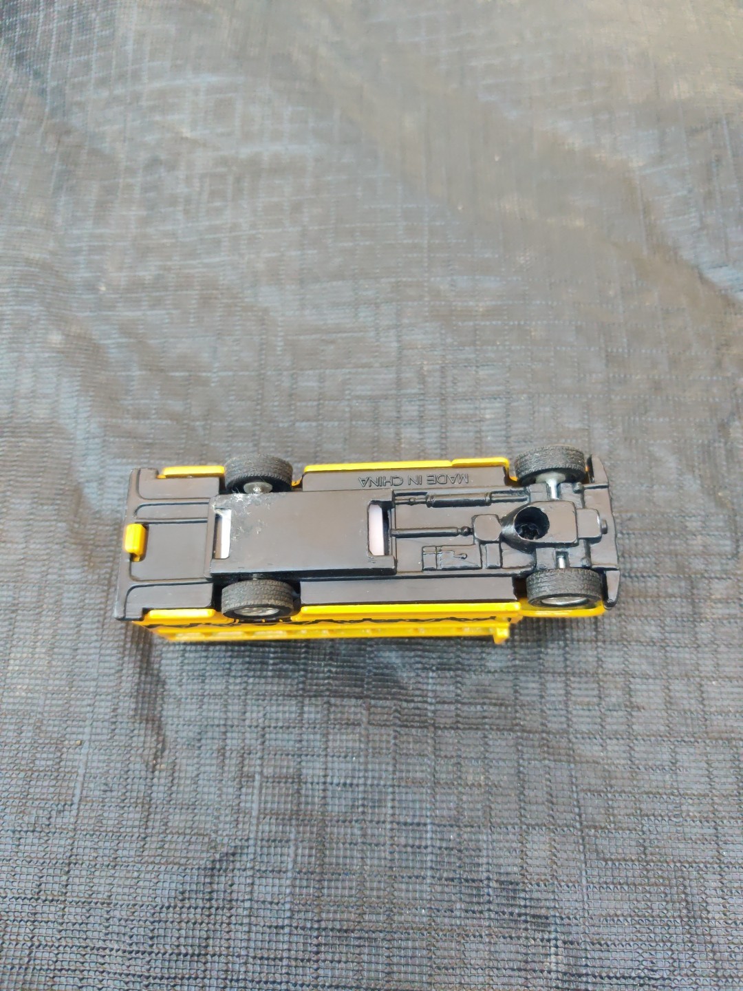 Snoopy & Peanuts Gang Yellow DiecastToy School Bus Collectible Vehicle, pullback