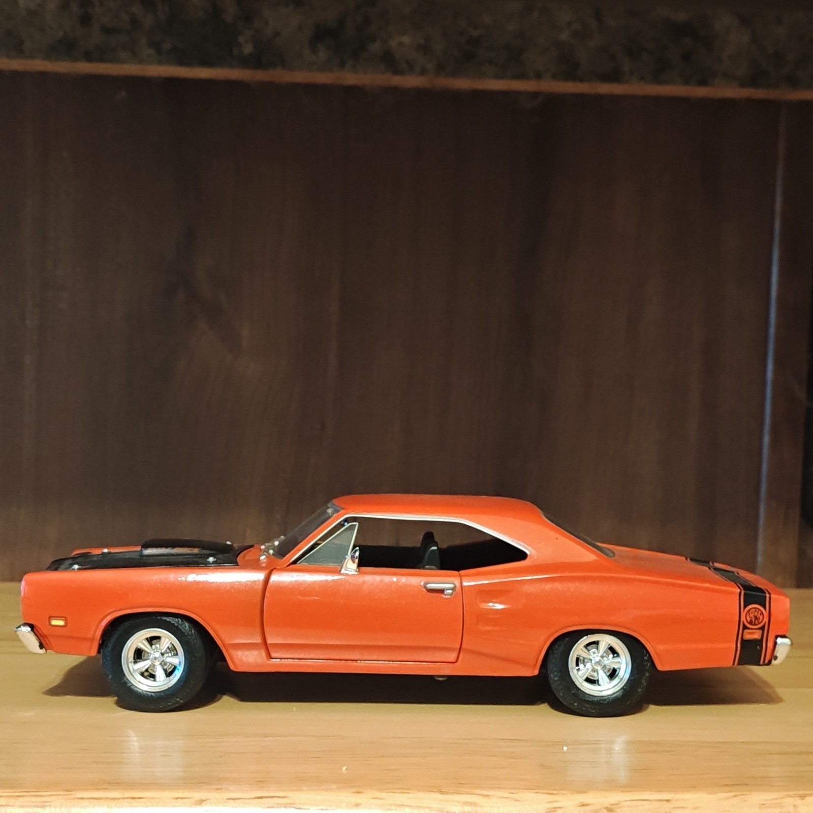 Motor Max 1:24 1969 Dodge Coronet Superbee Orange/Black Diecast Opening