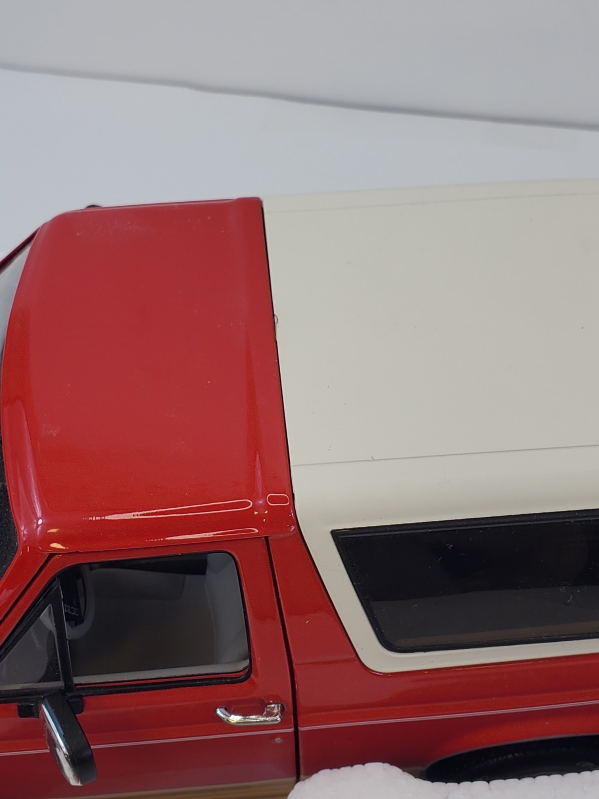 Greenlight 1994 Ford Bronco Eddie Bauer Edition Electric Red & Bronze 1/18