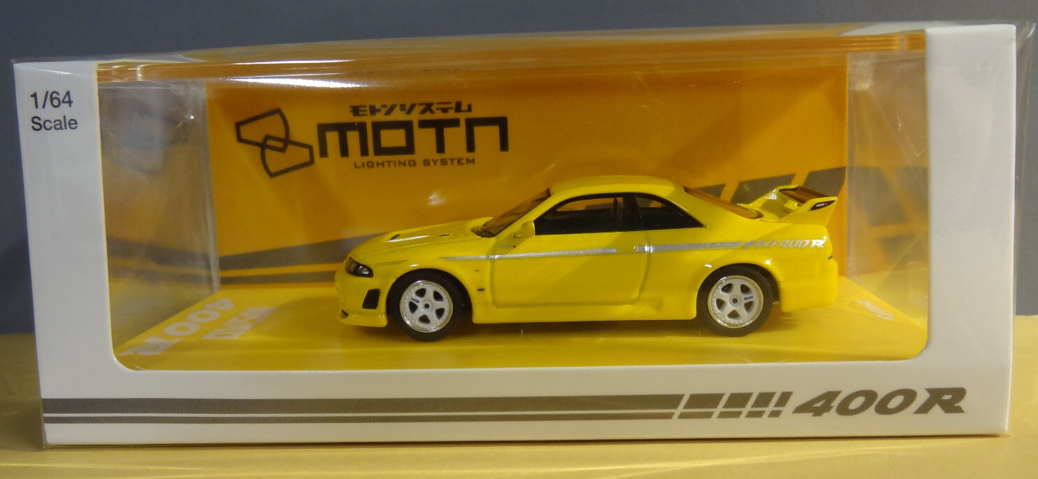 KYOSHO – YELLOW – NISSAN NISMO 400R – W/ ACRYLIC DISPLAY CASE