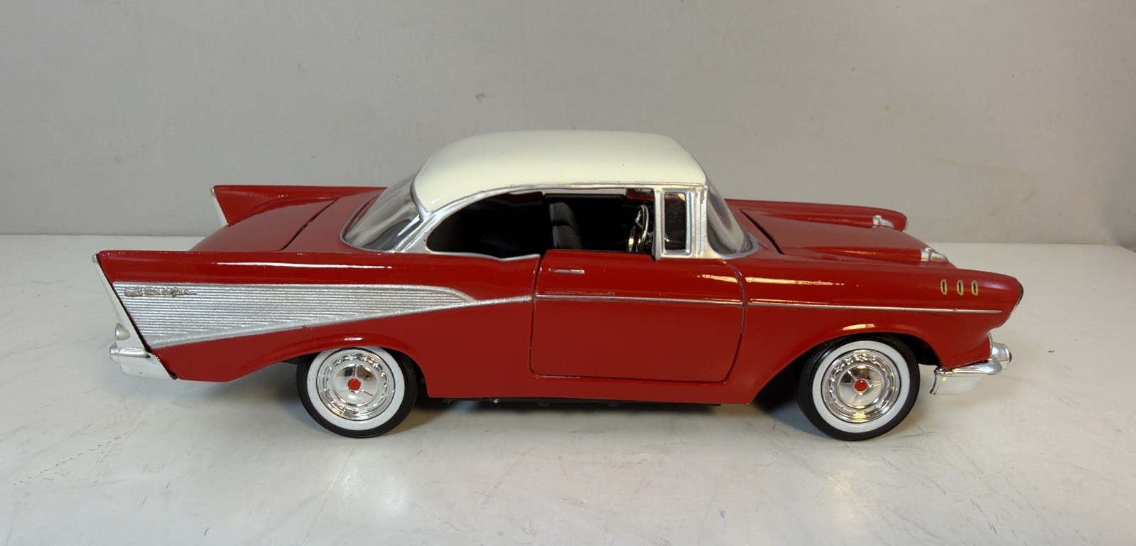 1:24 Scale Motormax 1957 Chevrolet Bel Air No. 68030/1 Red Officially Licensed