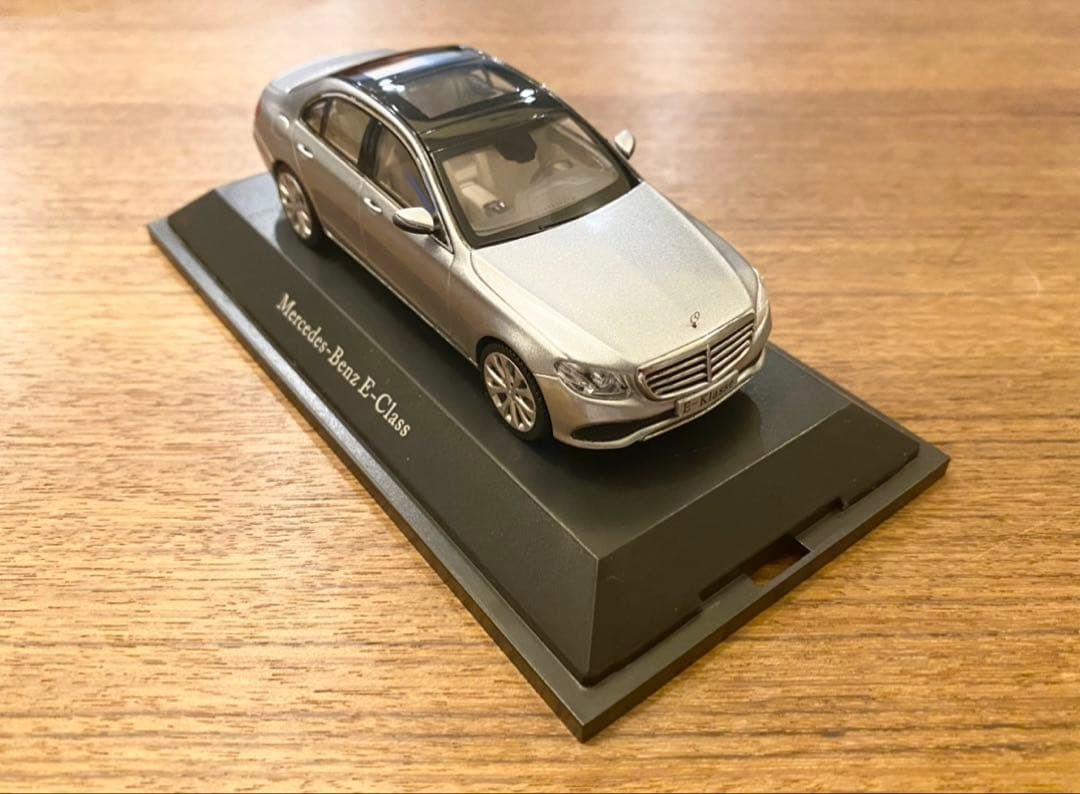 1/43 Mercedes-Benz E-class silver Collectables 17+