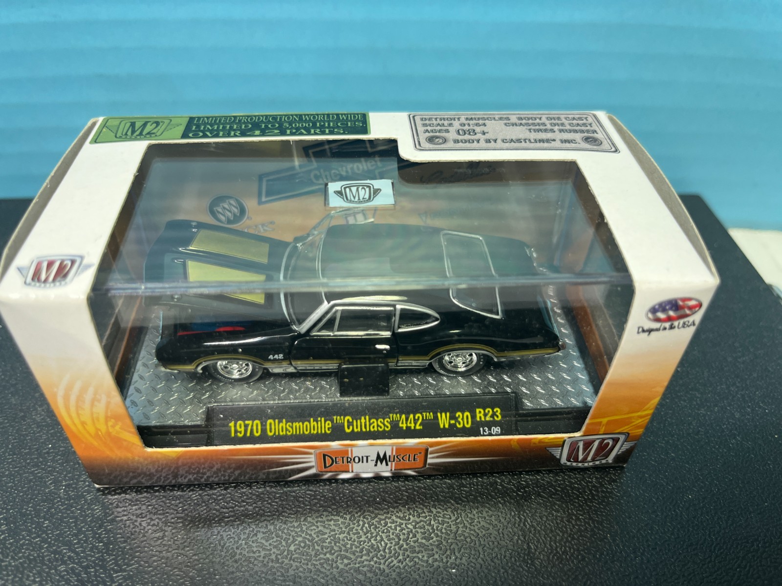 1/64 M2 DETROIT-MUSCLE 1970 OLDSMOBILE CUTLASS 442 W30 BLACK & GOLD STRIPES UT