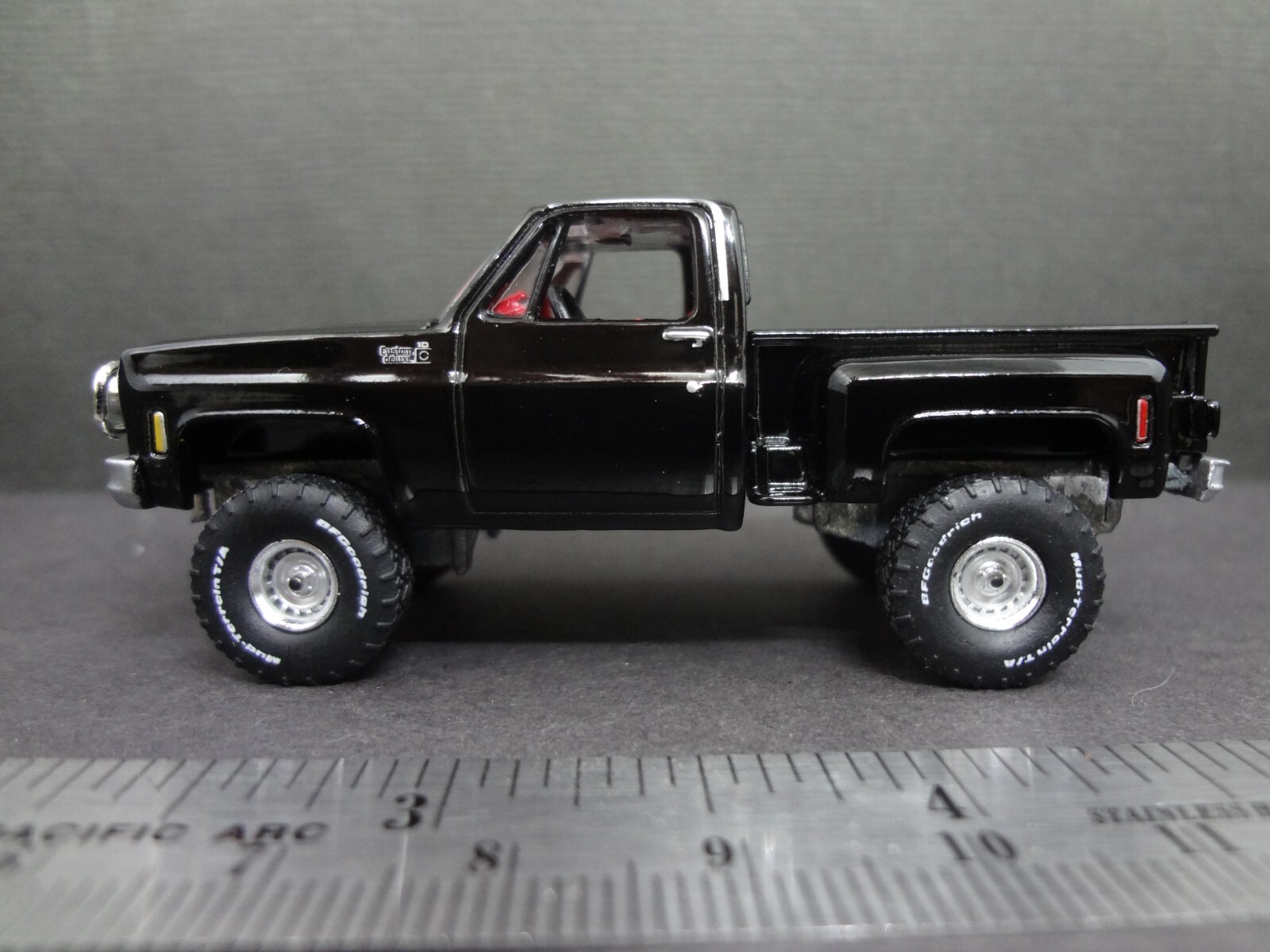 Auto World 1980 Chevy Custom Deluxe Stepside black – Loose 1:64