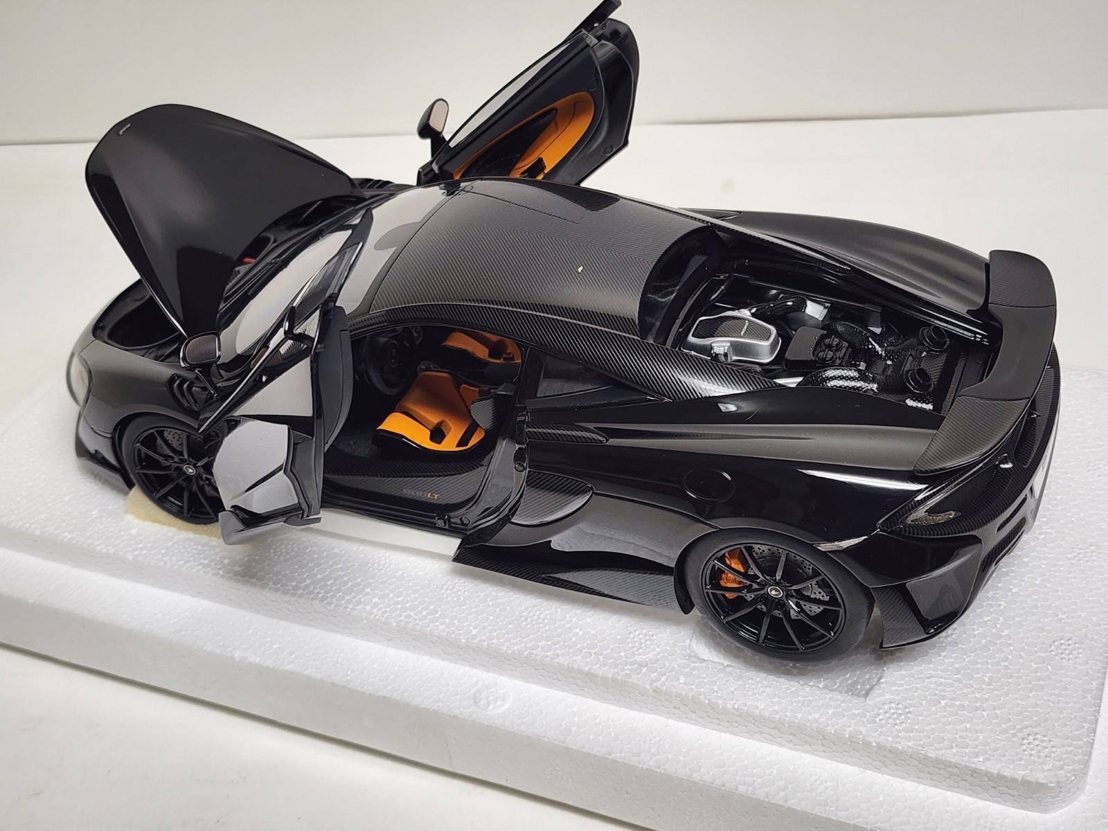AUTOart – 1/18 die cast: McLaren 600LT, ONYX BLACK and orange inside.