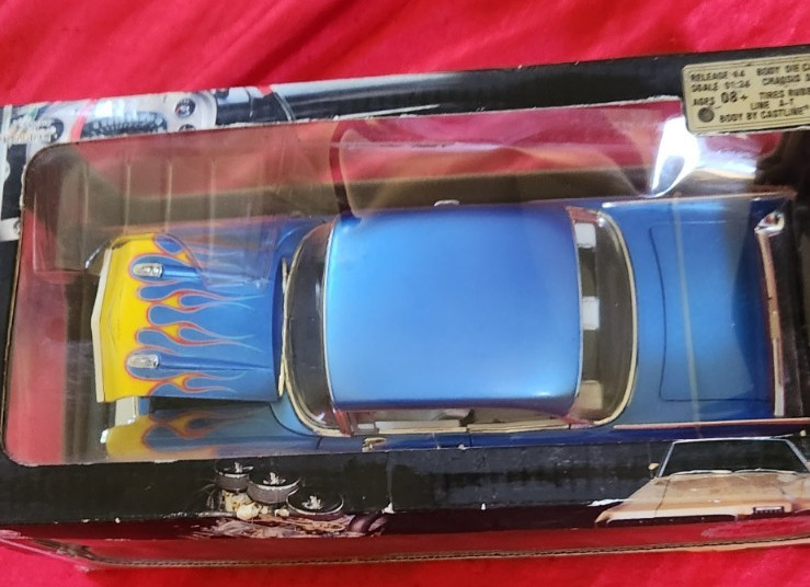 M2 Machines 1957 Chevrolet Bel Air Hardtop Blue Flames 1:24 New Damaged Box