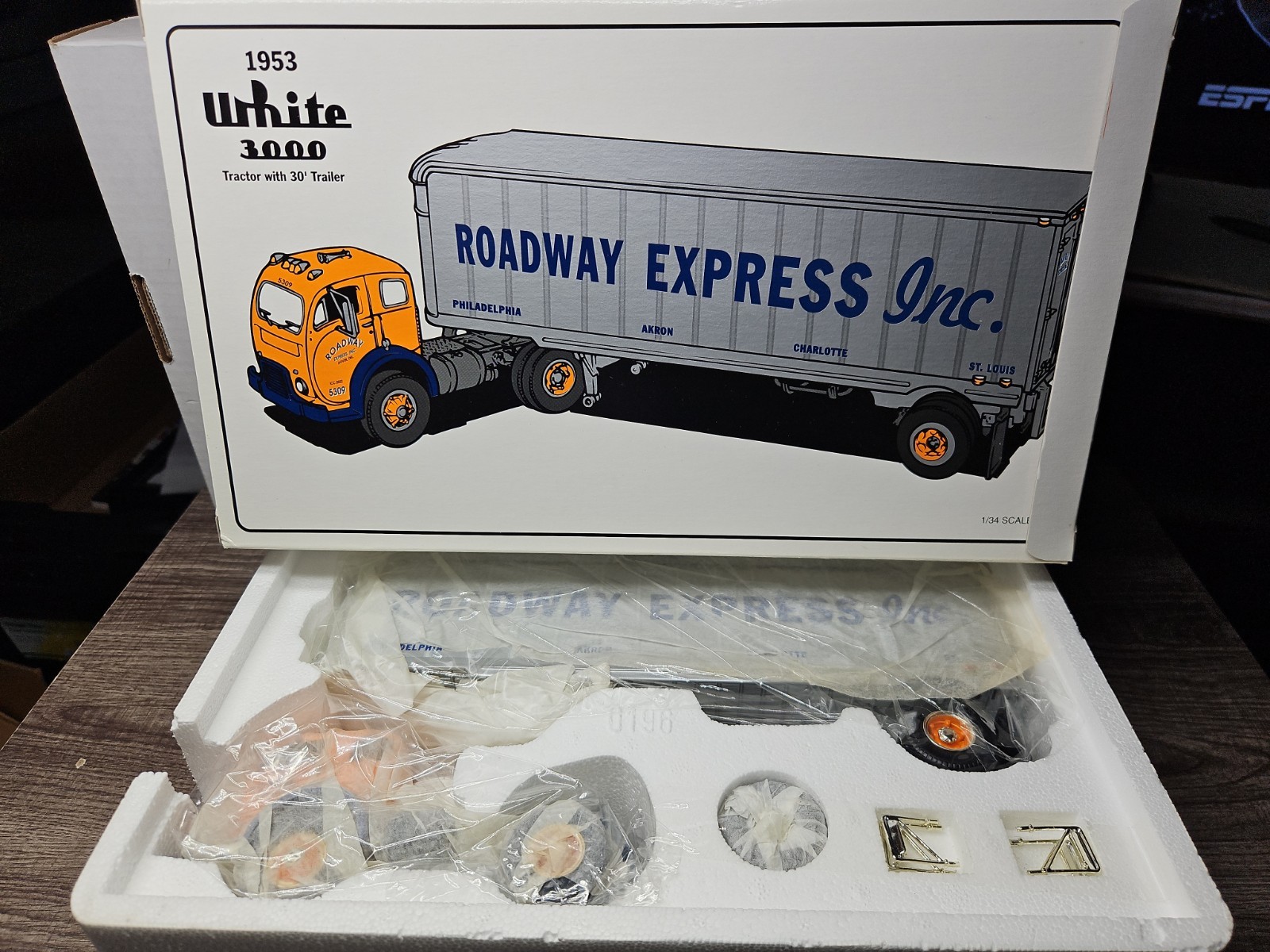 First Gear 1/34 1953 White 3000 Roadway Express 19-1847