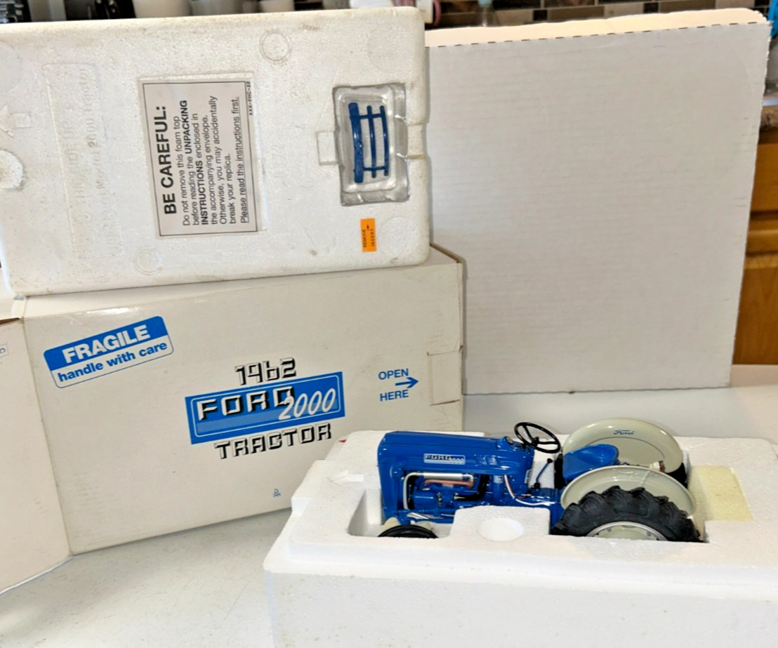 The Danbury Mint 1/16 1962 Ford Model 2000 Blue Diecast Original Box