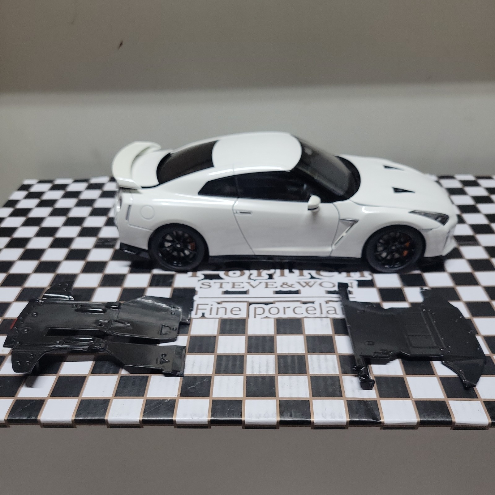 1/18 MotorHelix Nissan GTR R35 NISMO Track Edition Brilliant White MH83518