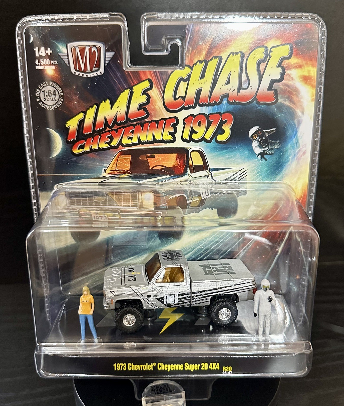 M2 Machines Diorama 1973 Chevrolet Cheyenne Super 20 4×4 Time Chase R20 New 2026
