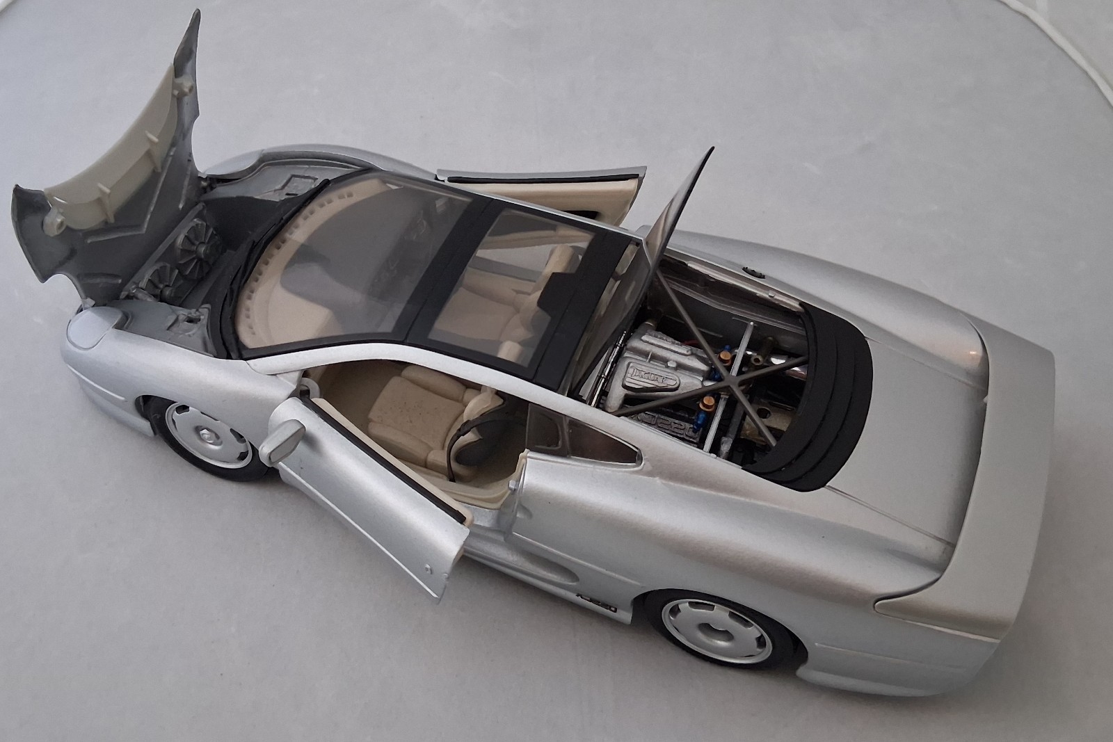 1992 Jaguar XJ220 1:18 Diecast (Silver) : Maisto