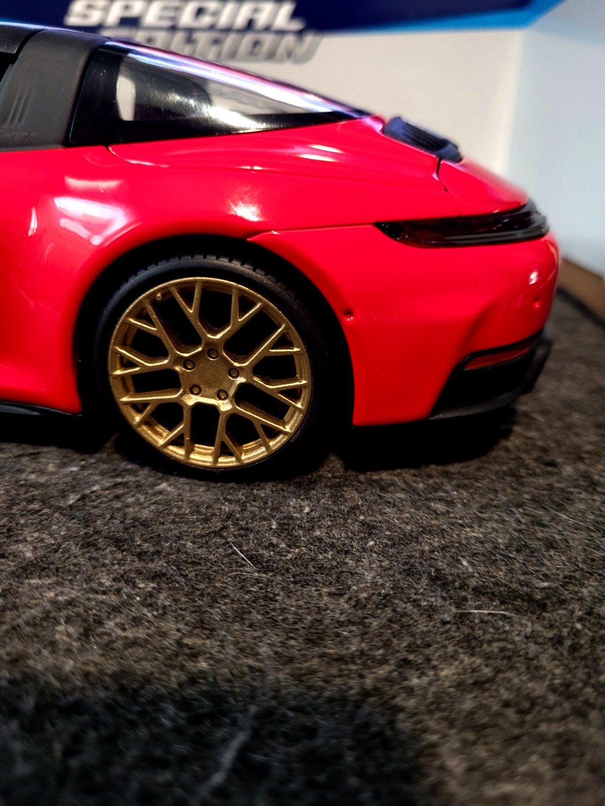 Porsche 911 Targa 4 GTS 1:18 Maisto Diecast Model Red Gold Removable Top