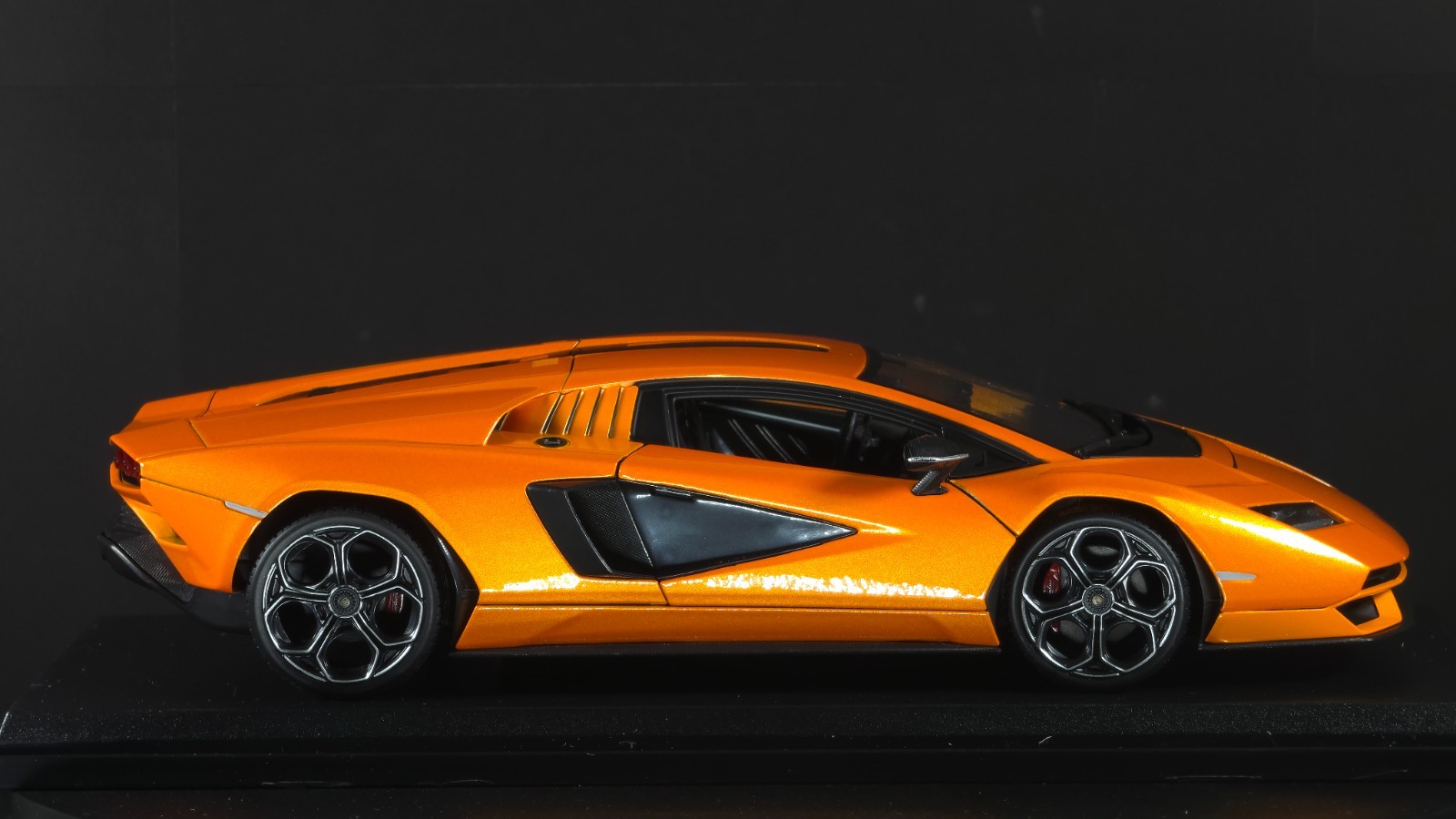 Lamborghini Countach LPI 800-4 1:18 Maisto Exclusive Style Special Edition