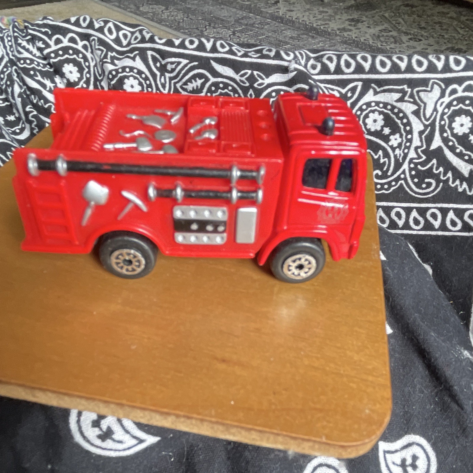 Maisto Red/Silver/Black Diecast Fire Vehicle Fire Truck Toy 1:64 Scale