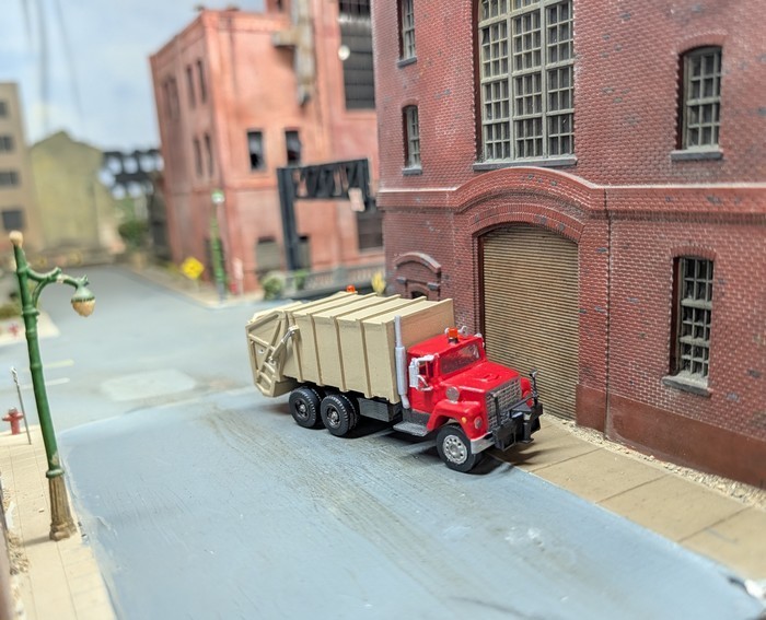 1/87 HO Scale Custom Built Ford L9000 Tandem Axle Garbage Truck 3D Printed Model