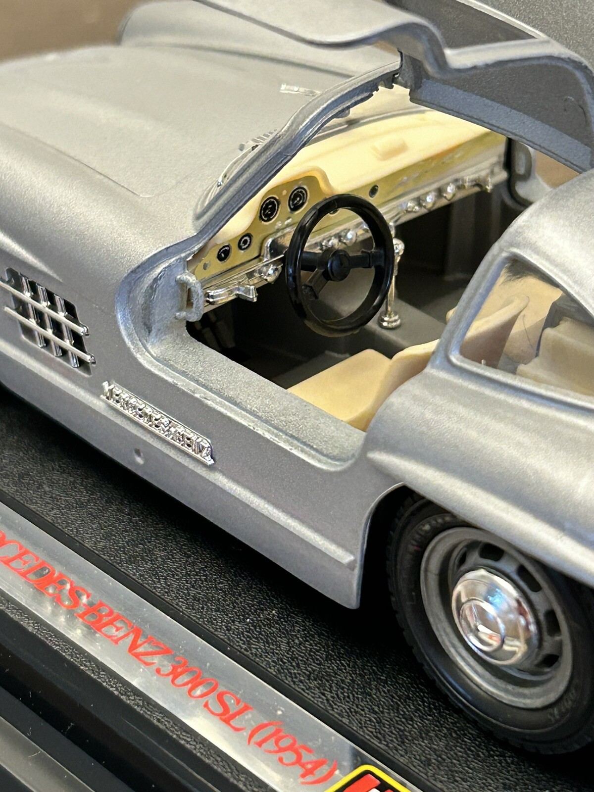 Burago Mercedes Benz 300SL 1954 1/24 Scale Gull Wing Diecast With Stand