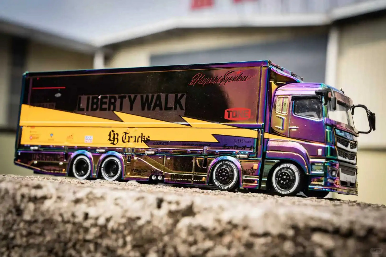 GCD 1/64 LB-TRUCKS Mitsubishi Fuso Super Great Chameleon Chrome Transporter
