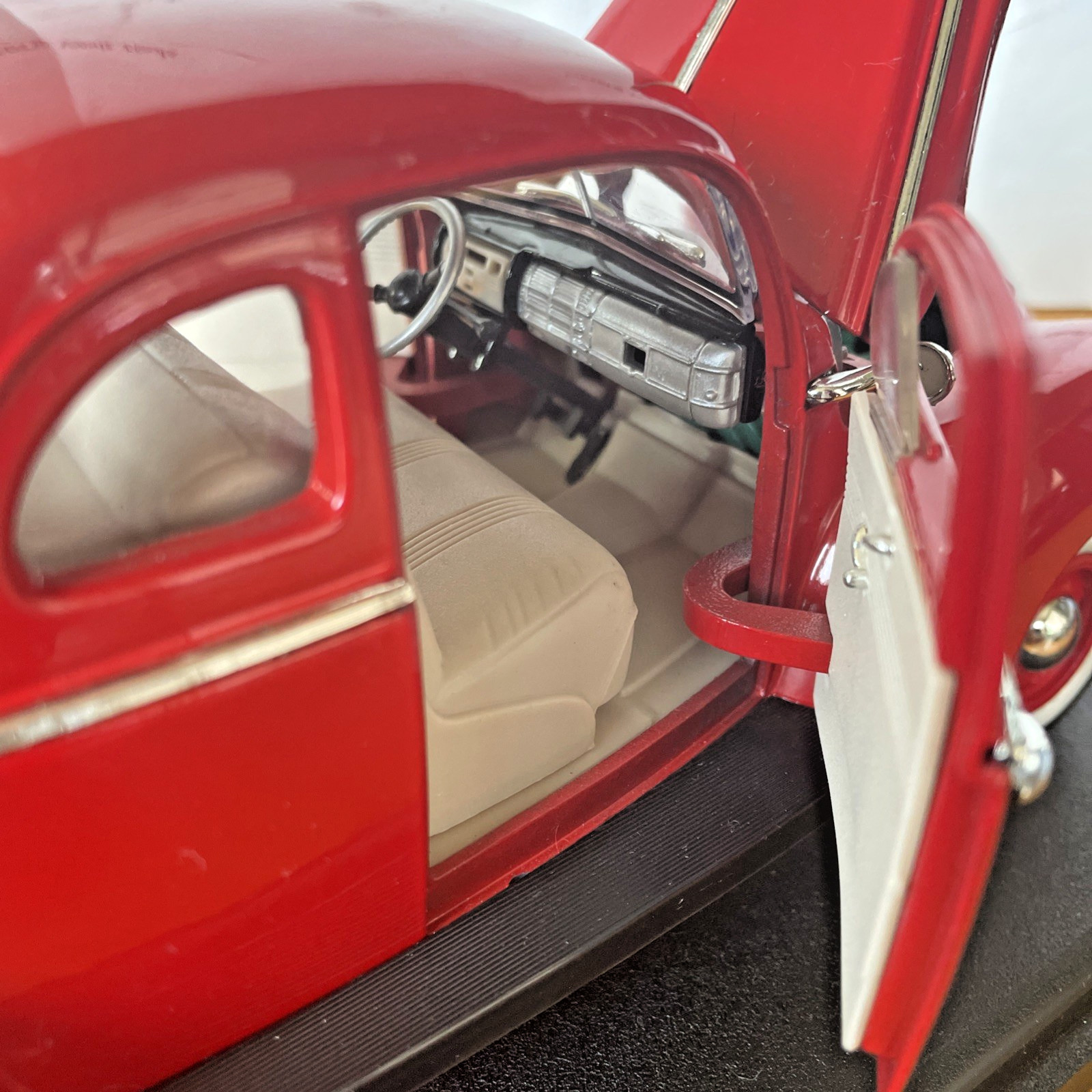 MotorMax American Classics 1940 Ford Deluxe Coupe Red 1:18 Diecast Car 73108