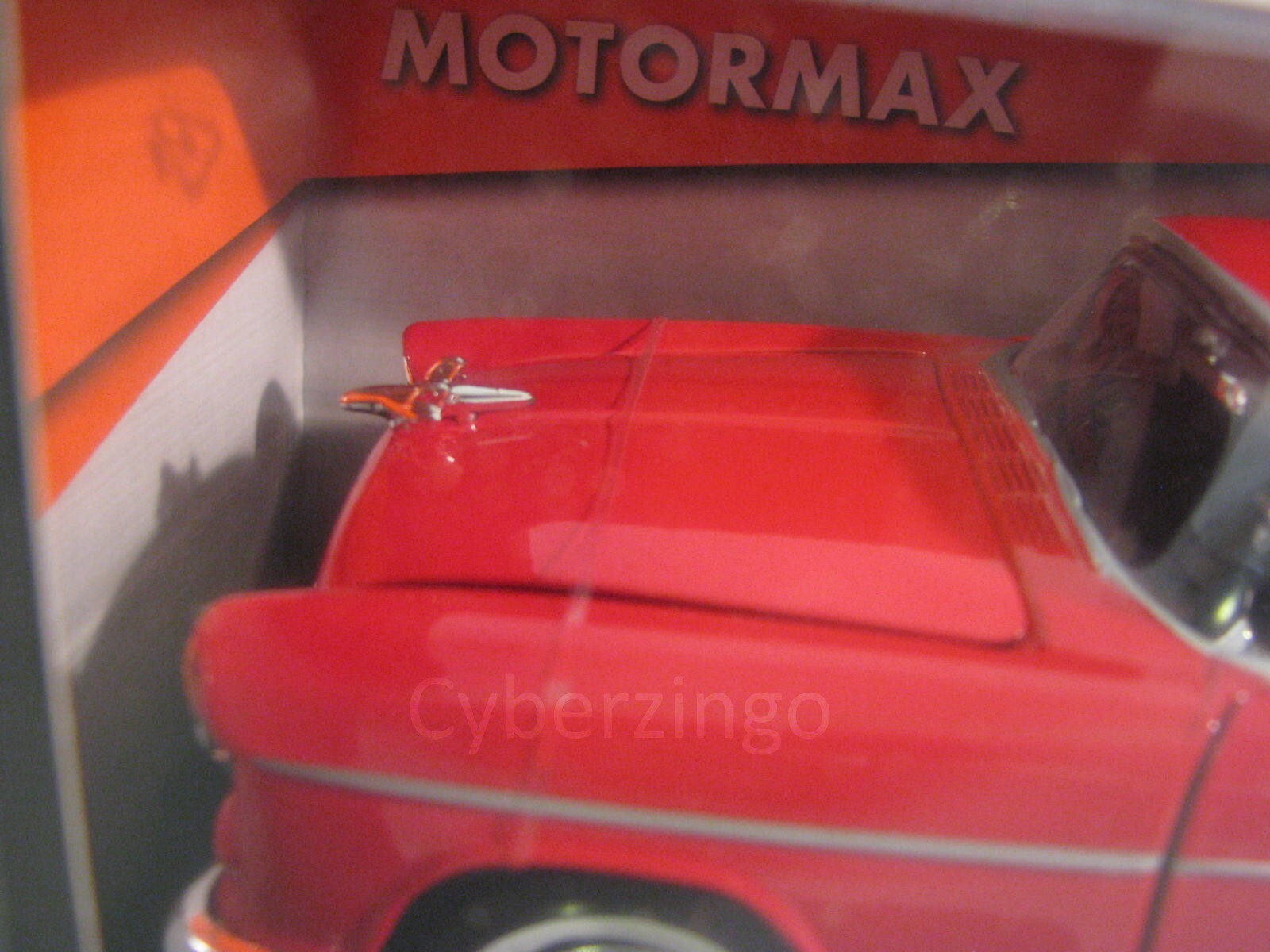 MotorMax 1955 Chevy Bel Air Red And White 1:24 Diecast Model PREOWNED