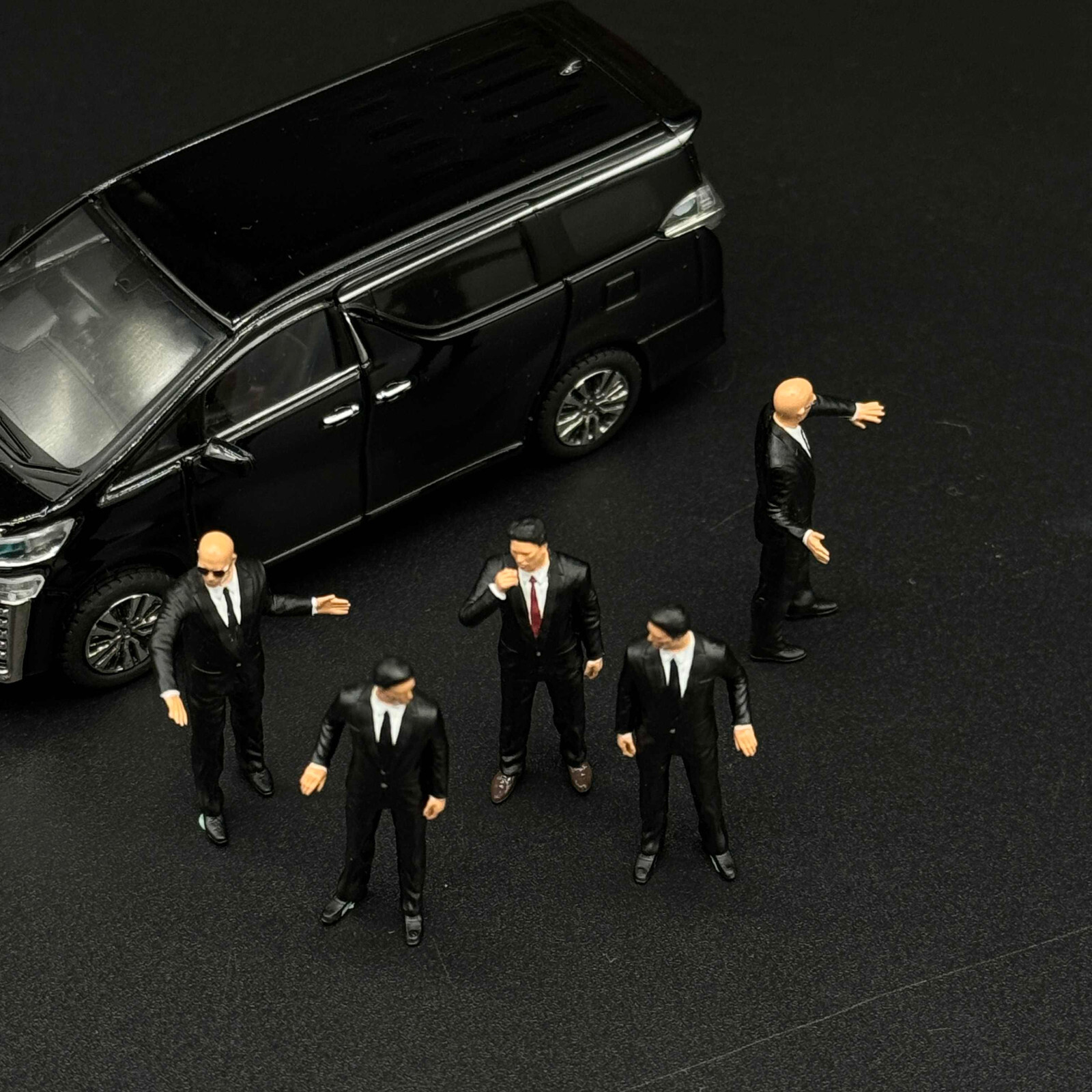 5pc 1/64 Miniature Doll Figures Black suit bodyguard Scene For Cars Vehicles Toy