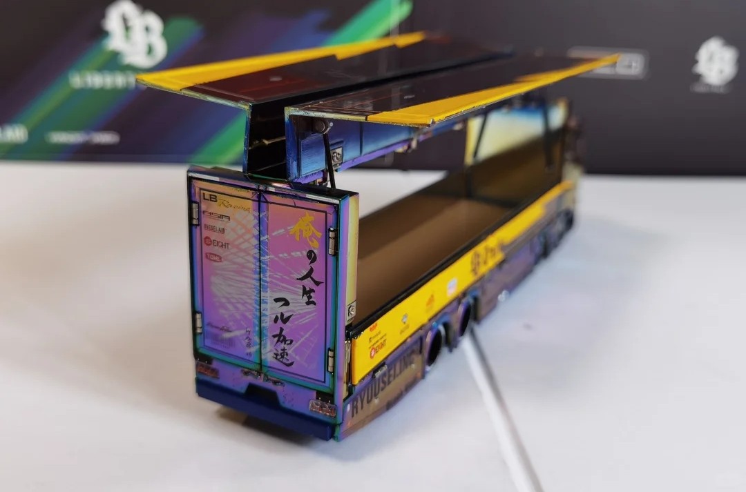 GCD 1/64 LB-TRUCKS Mitsubishi Fuso Super Great Chameleon Chrome Transporter
