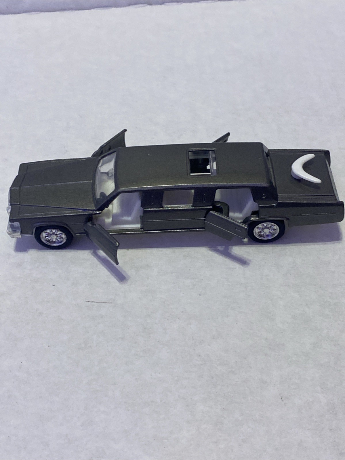 Cadillac Fleetwood Gray Limousine 1:64 KINTOY