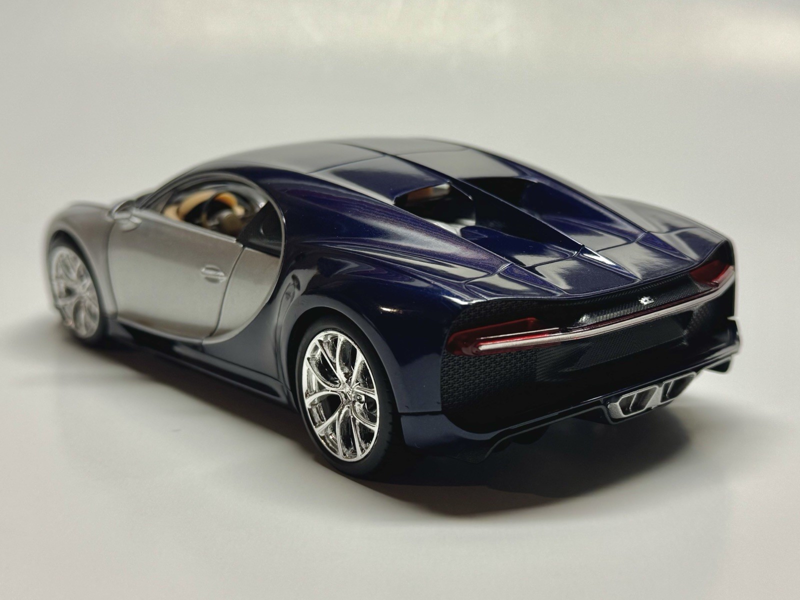 Silver/blue 1/24 2016 Bugatti Chiron Die-cast Car By Welly