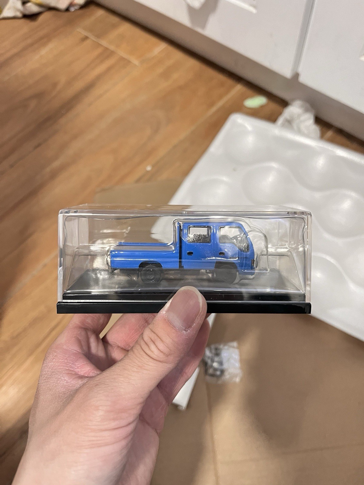 1:64 Scale Isuzu NHR LHD Blue Cargo Truck Diecast Model Car