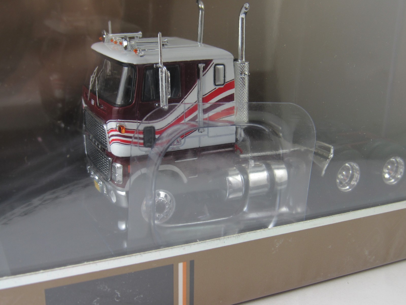 2026 IXO America 1:64 White & Dark Red 1990 FORD COE 9000 Tractor Semi Cab Truck
