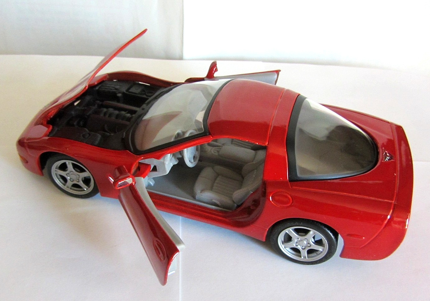 LOT OF 2 1992 RED CHEVY CORVETTE ZR1 1:18 & 1997 RED CORVETTE 1:24 BY MAISTO