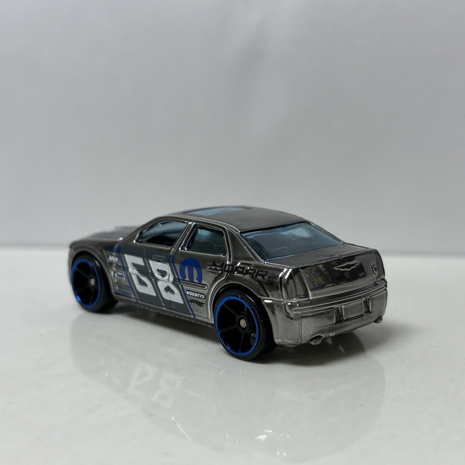 2005 05 Chrysler 300C HEMI Collectible 1/64 Scale Diecast Diorama Model