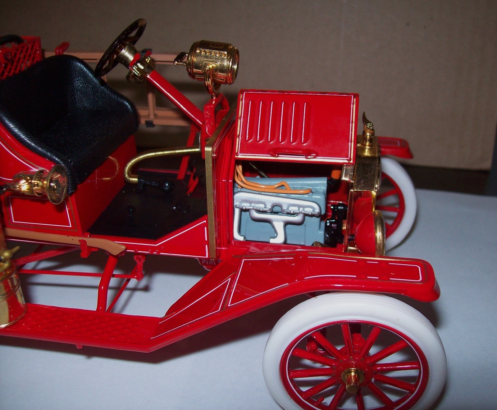 NIB 1:16 Franklin Mint 1916 Ford Model T Fire Engine & Wooden Display Base