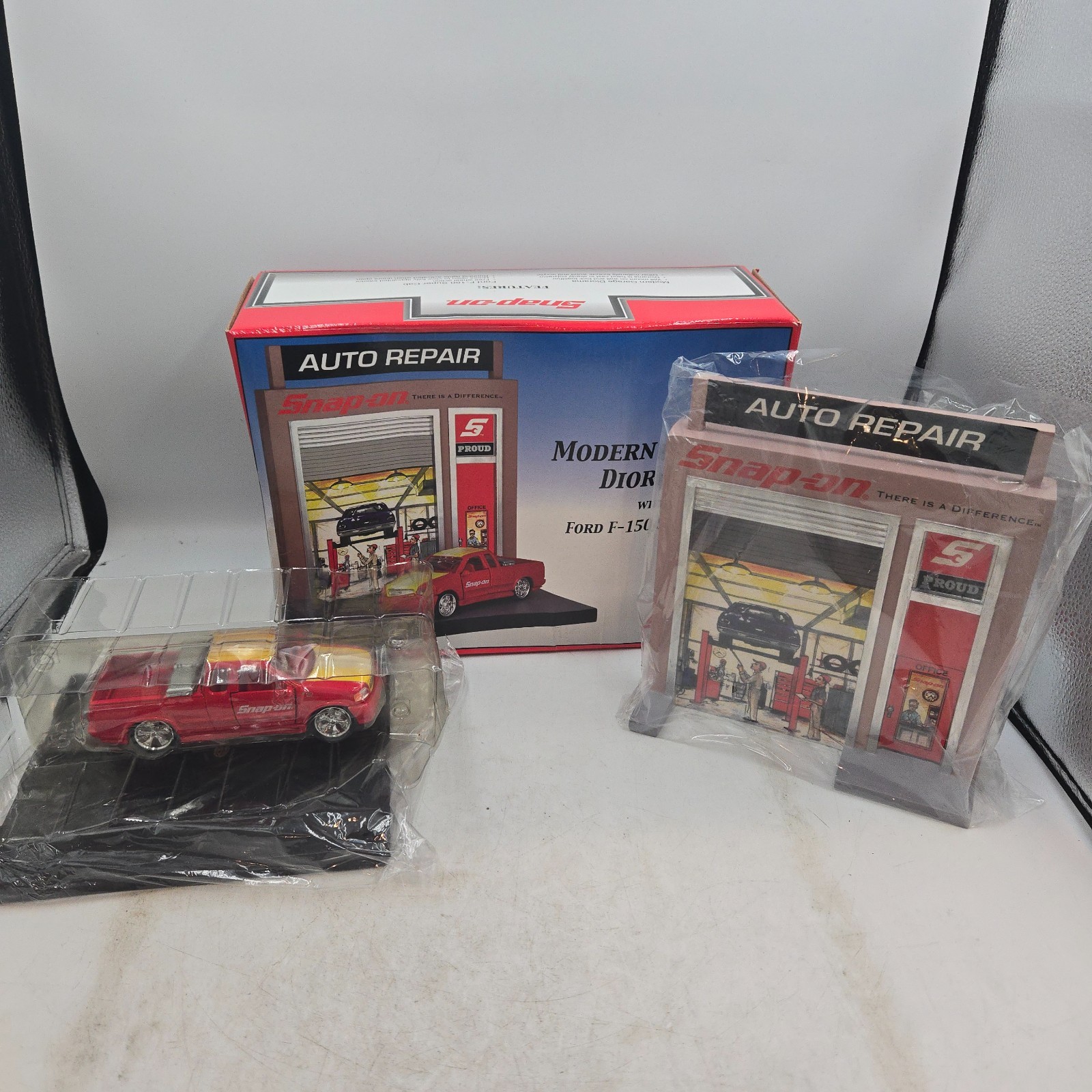 Snap-on Modern Garage Diorama Ford F-150 Super Cab