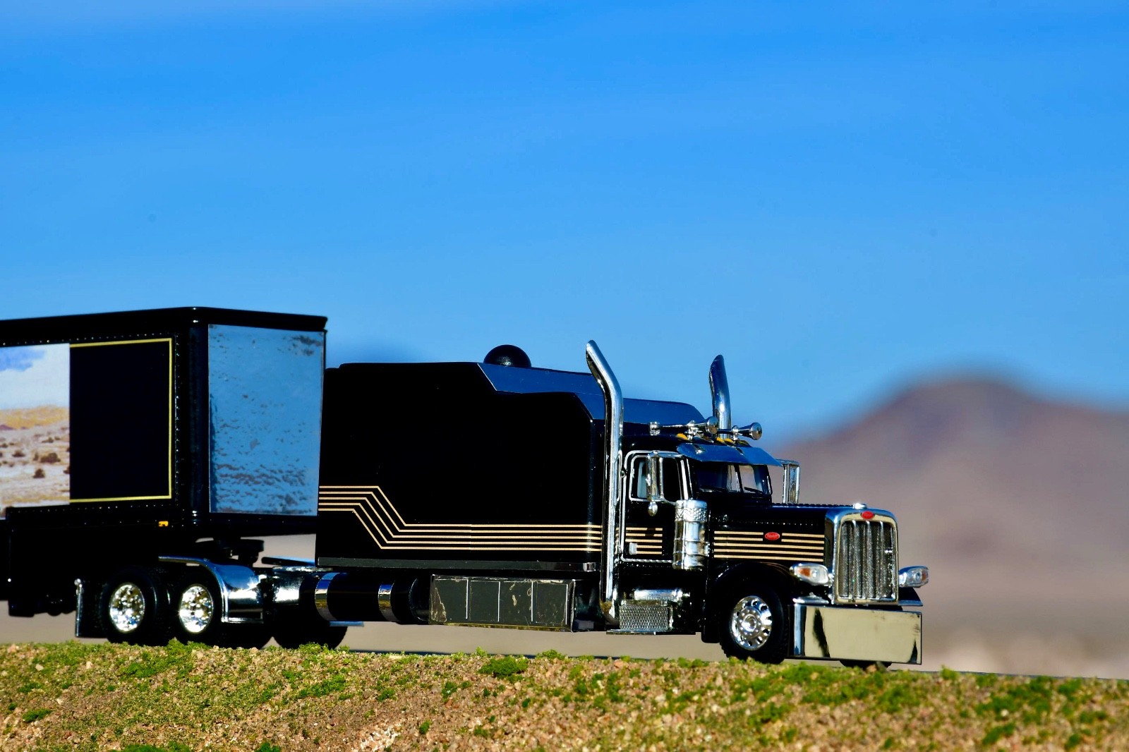 1/64 DCP Smokey and the Bandit Peterbilt 389 with standup custom built sleeper