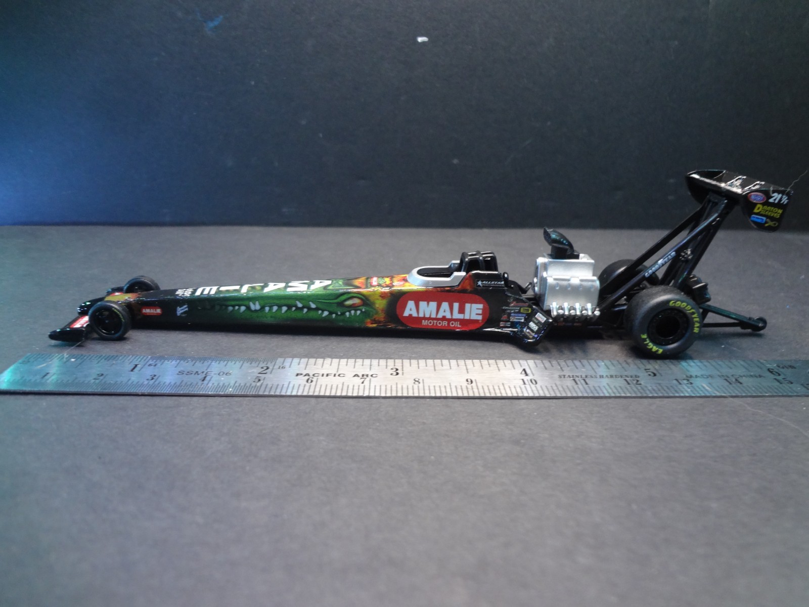 Auto World Amalie Motor Oil Terry McMillen NHRA Top Fuel Dragster – 1:64