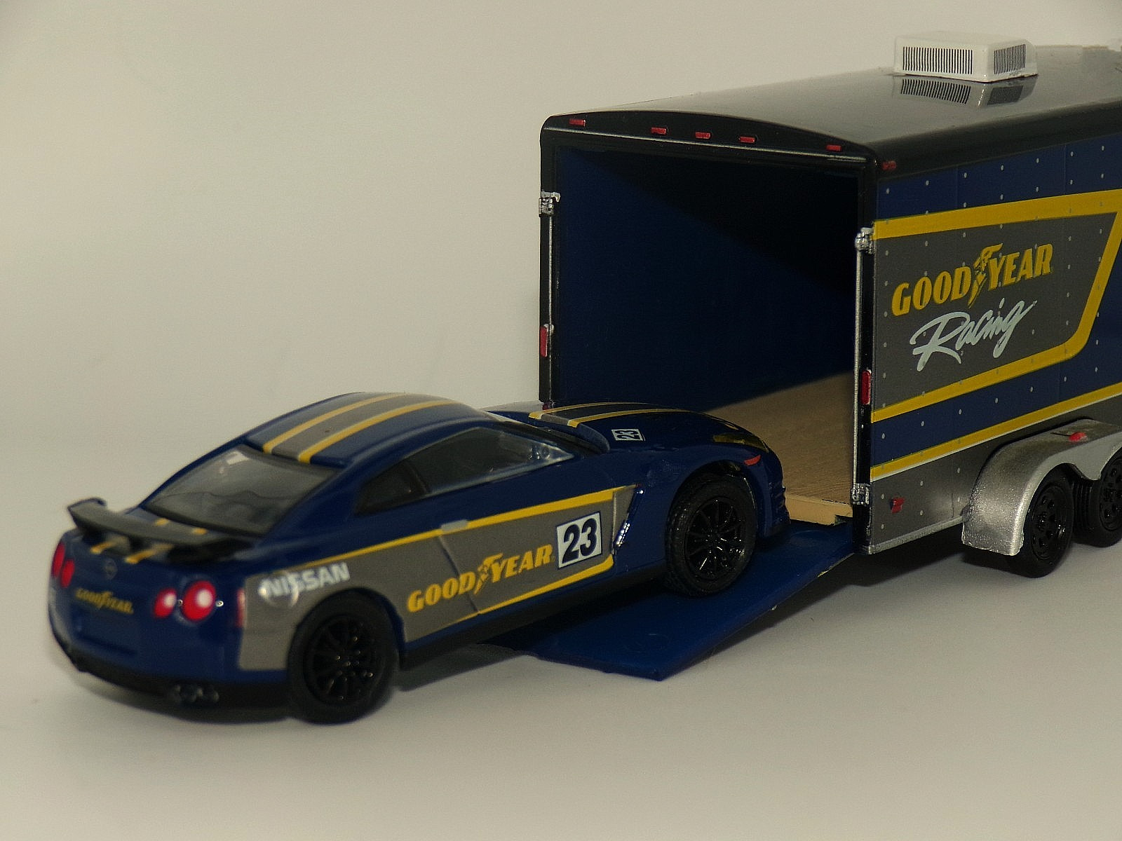 2014 Nissan GT-R (R35)-2015 Ford F-150-Enclosed Car Hauler…Greenlight…..1:64