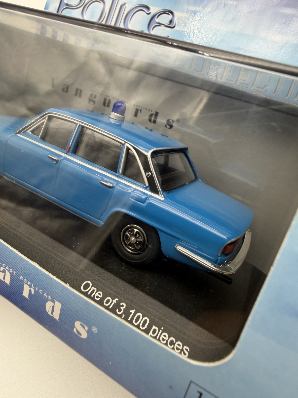 Lledo Vanguards VA08205 Triumph 2500 Met Police Divisional Area Car 1:43 Scale