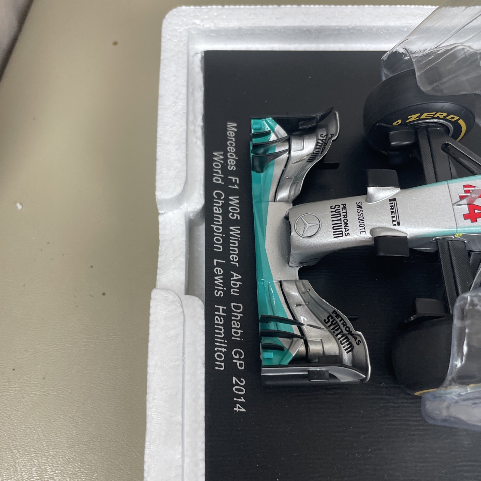 Spark Model 1/18 Lewis Hamilton 2014 Mercedes F1 W05 Winner Abu Dhabi GP 2014