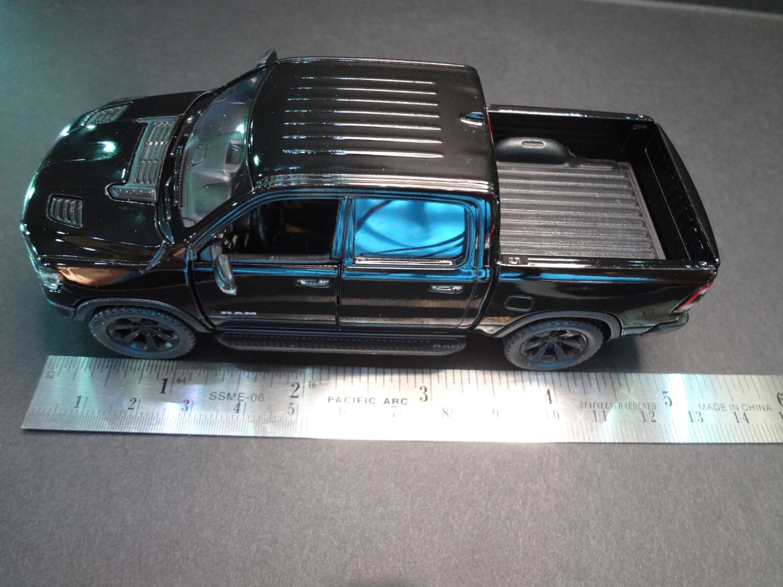 1:46 Scale 2019 Dodge RAM 1500 black – Loose