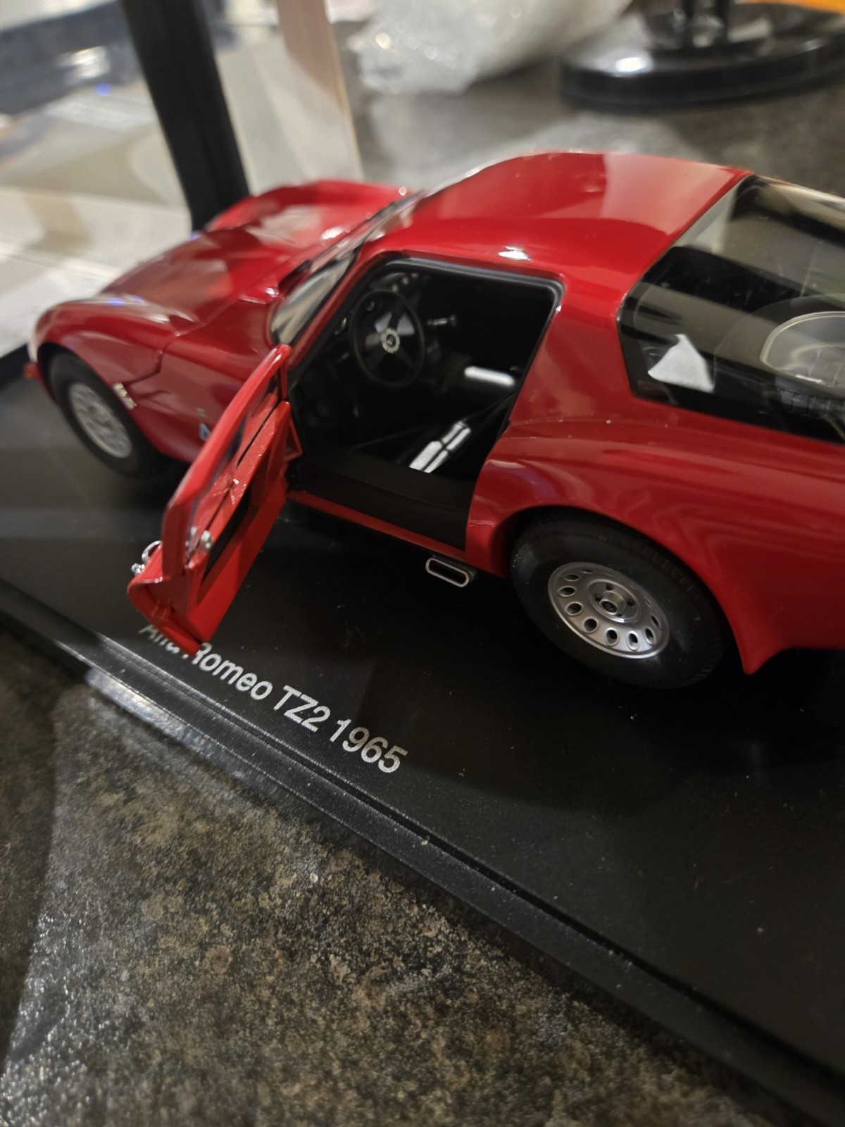 AUTOart Millennium 1:18 Alfa Romeo Giulia TZ2 1965 Red w/ Case