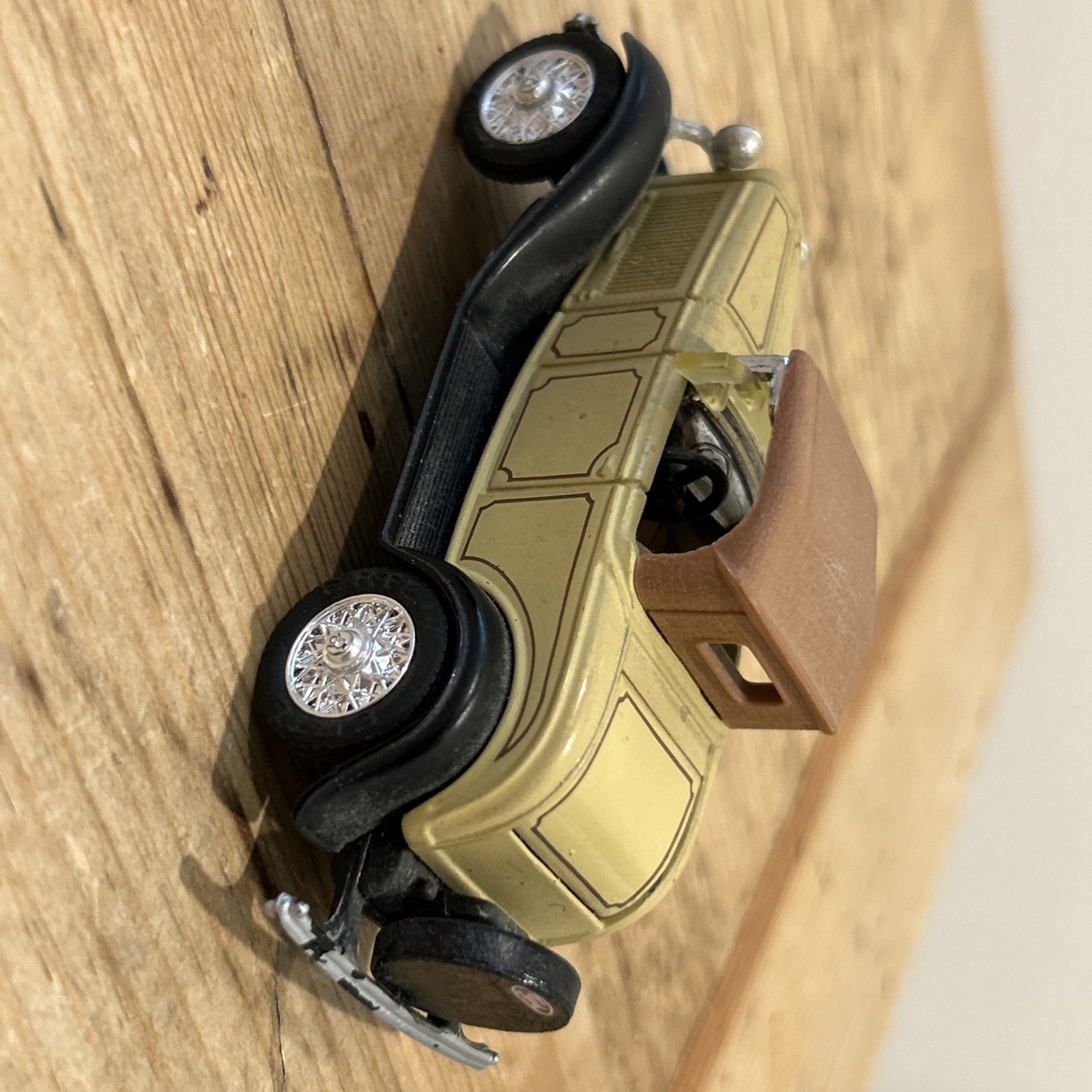 Ertl 1932 Ford Roadster Luxe Vintage Vehicles #1 Brown