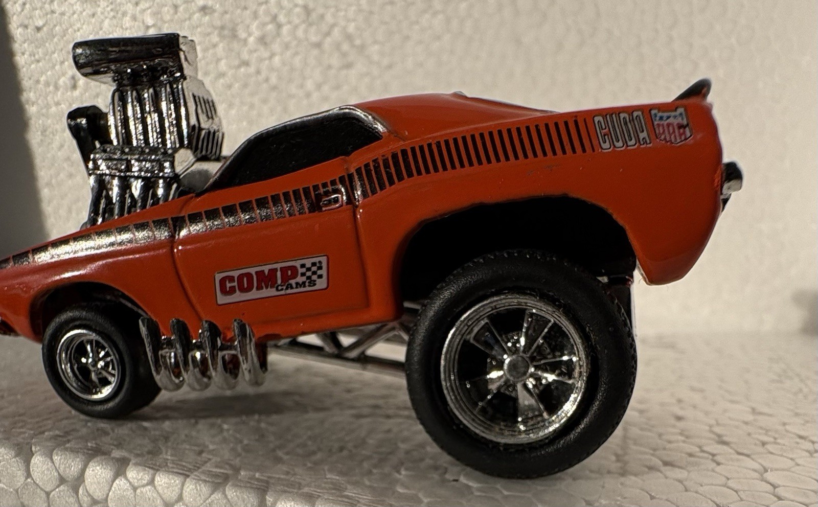 Muscle Machines 1970 Plymouth Barracuda AAR ‘Cuda 2000 Original Funline 1/64