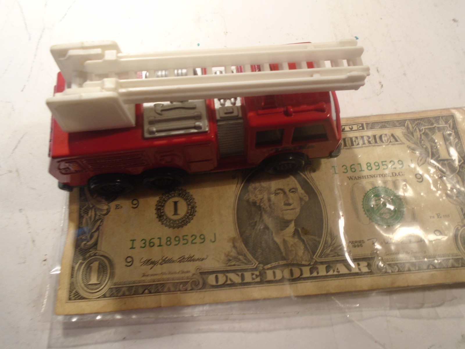 TONKA 1/64 SCALE RED DIECAST FIRE AIRAL LADDER TRUCK 1-185-1